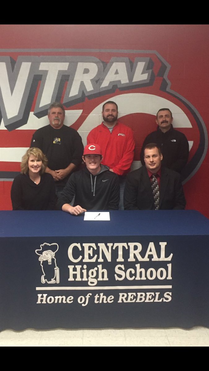 KFMOsportsBase's tweet photo. Central's Holden Mayberry signs to play baseball at the University of Missouri-St. Louis. 
@HMAYBERRY8 @rebelsR3_sports @UMSLAthletics https://t.co/G2dJFGSmlG