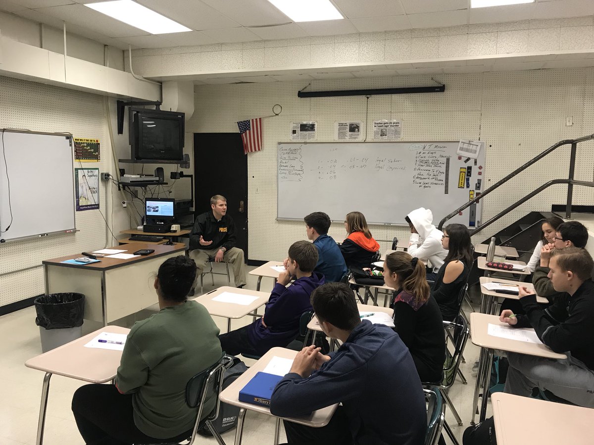DgNdriverEd's tweet photo. Thank you to Officer Lyerly for joining us today to talk about proper procedures during a traffic stop... #WeAreDGN #99Learns https://t.co/0jMFDIHy5T