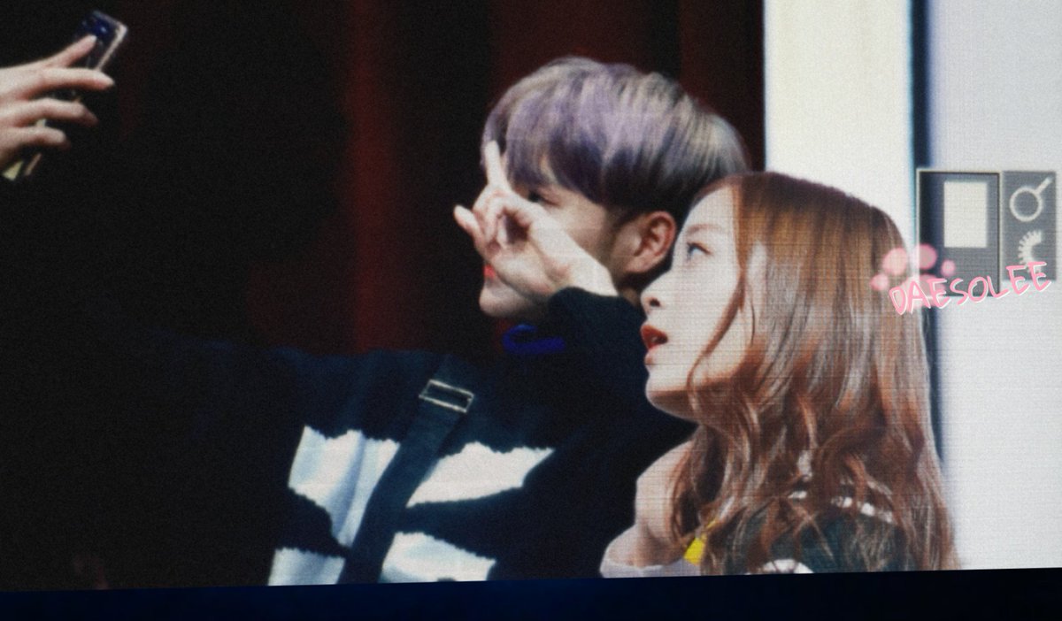 shiun_0803's tweet photo. [Preview] 171120 #WANNAONE #DAEHWI x #APRIL #JINSOL
#DaeSol at Fansign taking a selca
#워너원 #이대휘 #대휘 #에이프릴 #이진솔 #진솔 #LEEDAEHWI #LEEJINSOL https://t.co/eupzQP4uqp