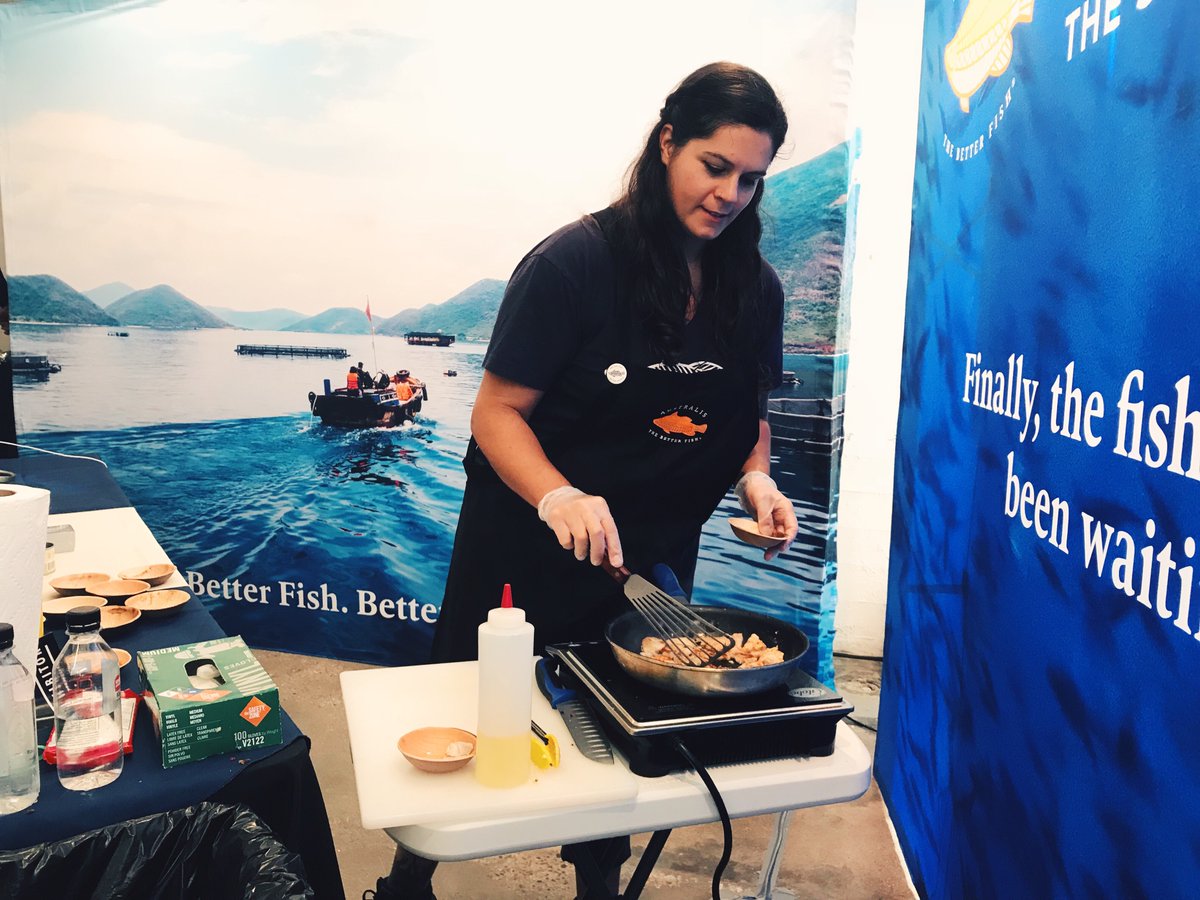thebetterfish's tweet photo. Look!  A proud fan of #TheBetterFish wearing our pin at @FoodLovesTech Expo  ...Samples being served hot from the pan . . .and #Barramundi Croquets courtesy of @ChefMikeAnthony @GramercyTavern + thanks to @EdibleBrooklyn @EdibleManhattan @IndustryCity ♥️ https://t.co/8uDg39TvYn