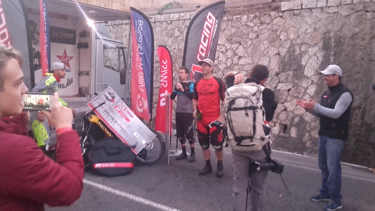 JEANRENELAGET's tweet photo. Jérôme #Viaud a récompensé Tomas #Slavik, Nicolas #Quere et José #Borgues , podiumistes de l' #UrbanDH 2017 - #Grasse #Grasse06 #CAPG #AlpesMaritimes #France - #RPF #RPR #Laget https://t.co/hM1TEdJNFd