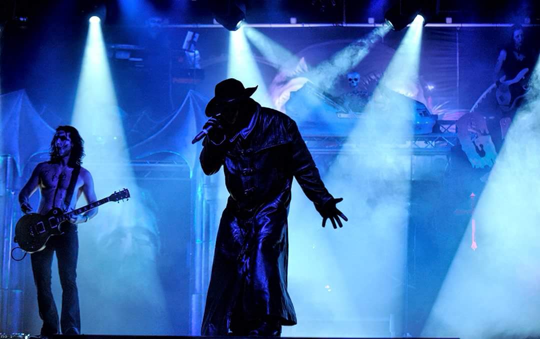 VampsRockFan's tweet image. Some fantastic photos from Vampires Rock Ghost Train @BunnLeisure last weekend! #VampiresRock #ComingToATheatreNearYou #2018 #HellMary #HenryBird #ShootToThrill #ParadiseCity #BatOutOfHell #SteveSteinman #BecauseTheNightBelongsToUs #HoldingOutForAHero #FinalCountdown