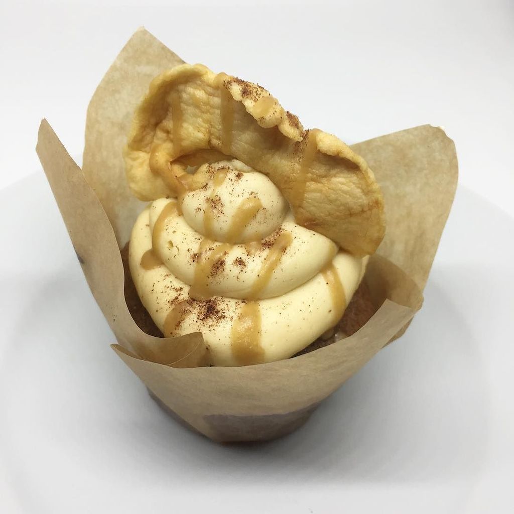 ClemieVeganCake's tweet photo. Big delivery to @thedicecup today including these NEW spiced toffee apple cupcakes ๐
Also lots of other goodies including #millionairesshortbread , #glutenfree Jaffa cake, red velvet cookie sandwiches and much more!
#vegan #toffeeapple #spicedapples โฆ https://t.co/59YxYcsUnH https://t.co/axe04ioUlK