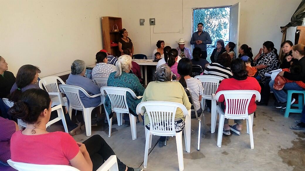 Nuestro presidente @FerRochaAmaro escuchando y llevando apoyos a los pobladores de la Colonia Hidalgo #DurangoEnAcción https://t.co/ZK0GwjG9GT