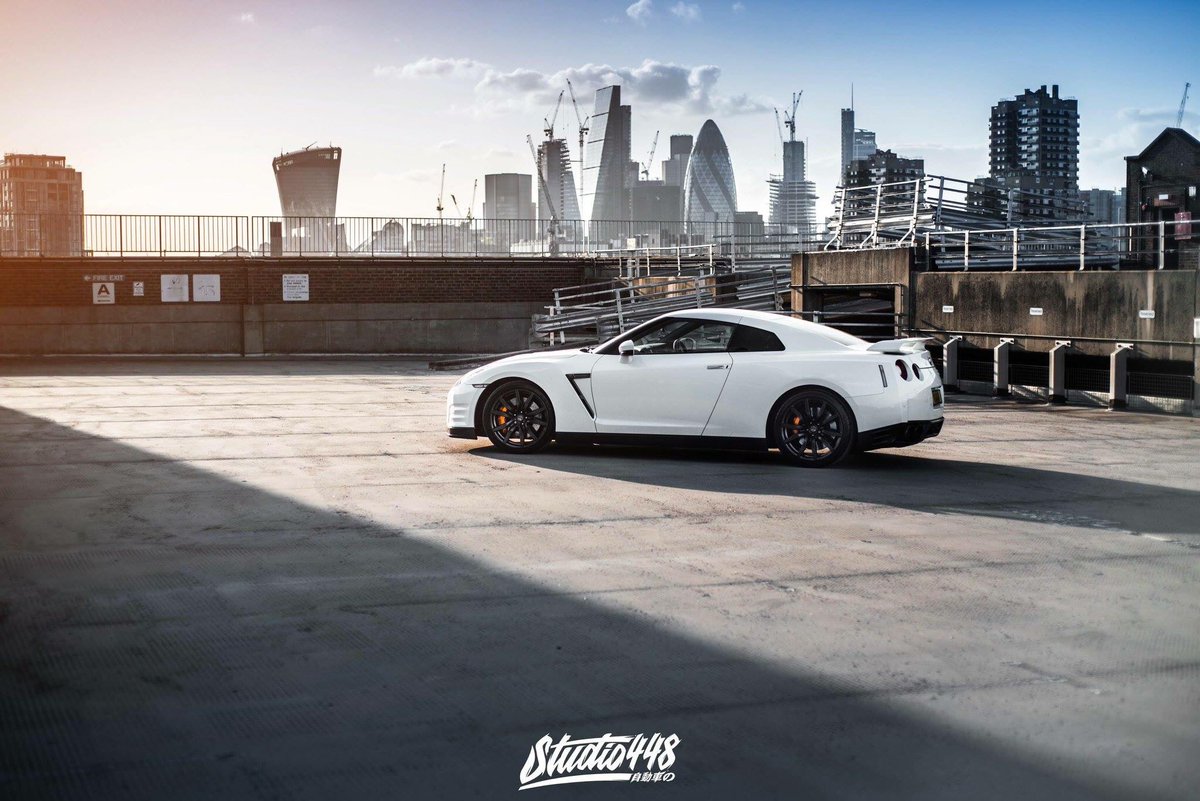 _Studio448's tweet image. The London skyline and a GTR! 🌃 #studio448 #nissan #gtr #london #city #skyline #gherkin