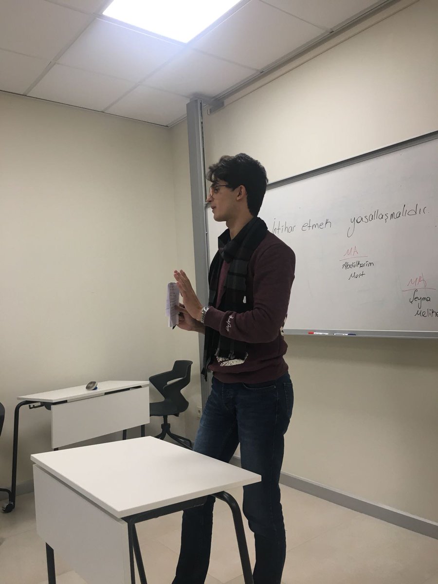 İHÜ Münazara'da Eğitim Günü
Eğitmenimiz Beritan Abi'nin "Ahlakı ve Pratik Analiz" dersinden sonra maç yaptık: "HSK; İntihar yasallaşmalıdır."