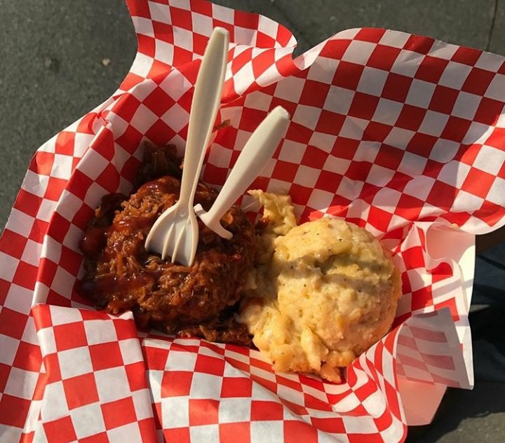 TrungerEats's tweet photo. Where is @KennysHeartSoul ?? Download Trunger and find out!
#macncheese #pulledpork #chickenwings #foodie #FoodTrucks #trunger #trungereats #getinmybelly #foodography #retweet #imhungry https://t.co/2UzESQZyib