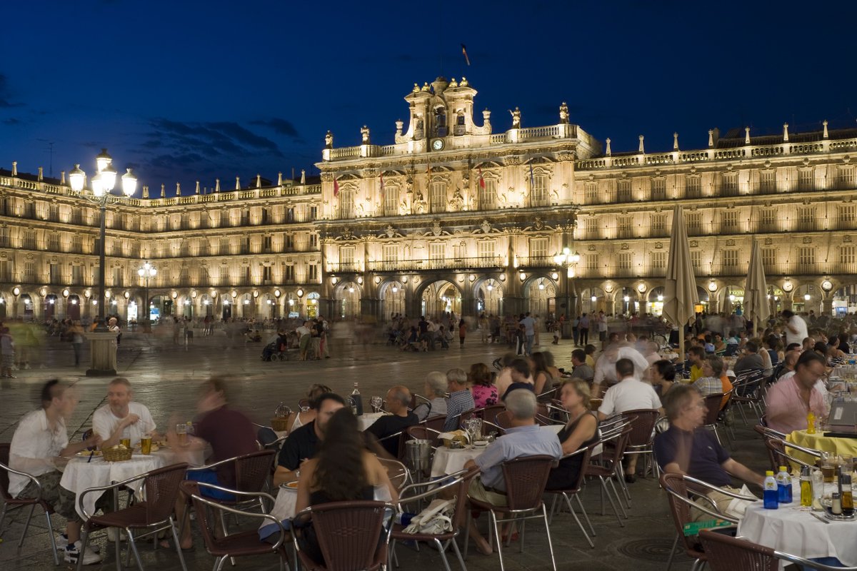 EspanaEnLatam's tweet photo. Salamanca #PlazaMayor Square!
Undoubtedly one of the most beautiful #squares in #Spain and in the world and one of the best examples of Baroque architecture in the Peninsula.
Today, this square is one of the most lively and popular places in #Salamanca. 
 #ChristmasInSpain https://t.co/FnhlkVfSMv