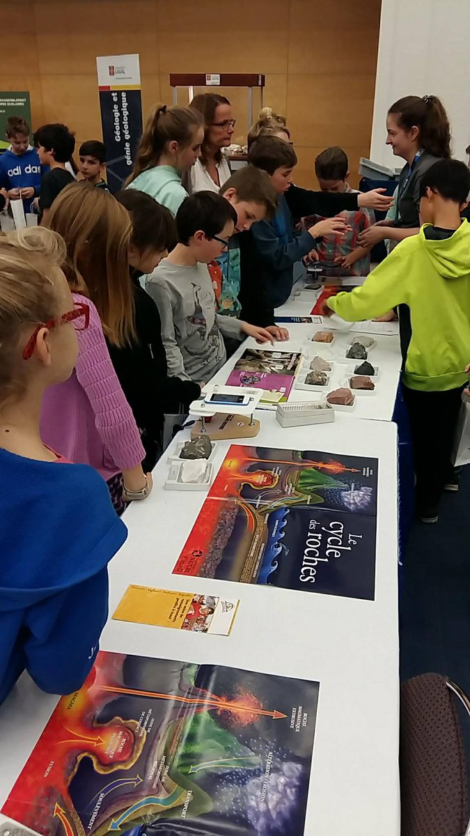 mmSchoolProgram's tweet image. Une nouvelle activité grand public : &quot;Regard à travers les roches et minéraux&quot; la #pétrographie  expliquée aux élèves du primaire et secondaire ! #cycledelaroche #vivelesmineraux #BYOD