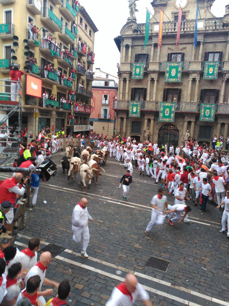 esfiestas1's tweet photo. Foto del encierro tomada en la plaza del ayuntamiento. #proyectoscomm17 https://t.co/G5f1bdp0QD