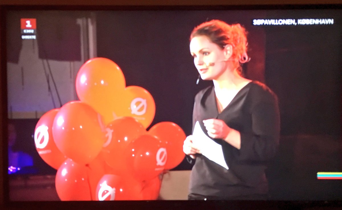 MadsBroberg's tweet photo. Både ved #kv13 og #ft15 havde jeg fornøjelsen at dække Enhedslistens valgfest på Søpavillionen for @jyllandsposten.
Denne gang må jeg desværre nøjes med at se det fra et tv i London. Men tak til @DRNyheder for at åbne signalet for udlandsdanskere. https://t.co/4I7cwYUBDp