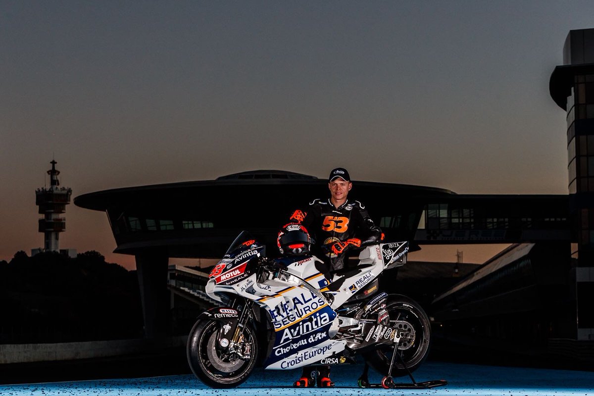 TitoRabat's tweet photo. Buenas noches Jerez! 🌛 Fotón para empezar el Test. ¿Os gusta? ✊ #2018StartsNow #ducatone Good night Jerez! Tomorrow we start a two-day test! https://t.co/EKAfZPry2Q