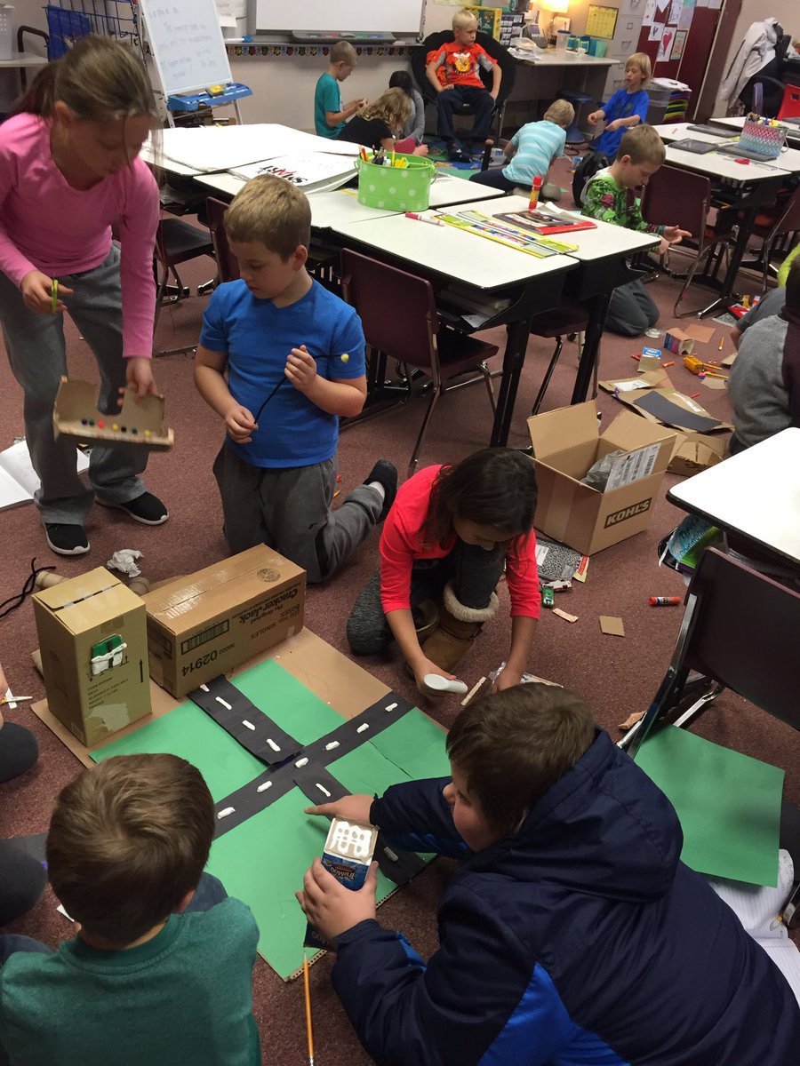 LittleProwlers's tweet photo. Urban group working on their city! #trfprowlers #thirdgrade #communities https://t.co/l3O0EOD5ZN