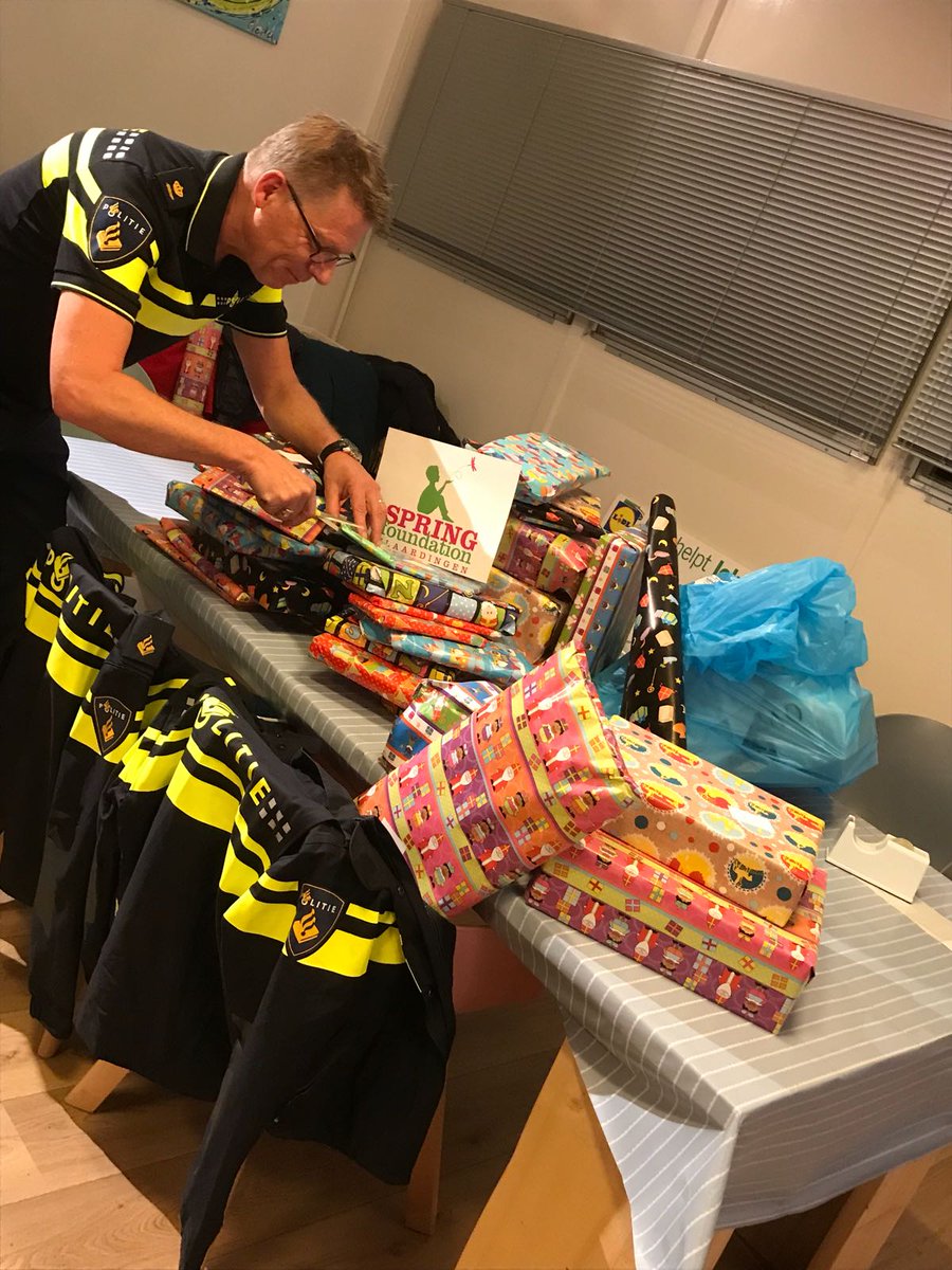 WimHoonhout's tweet photo. Het is niet vanzelfsprekend dat alle kindjes een kadootje krijgen. Collega's van @Politie_Rdam helpen Sinterklaas een handje bij de #SpringFoundation #Vlaardingen.  Mooi initatief waar we graag aan meewerken! https://t.co/hoLYyiwY55
