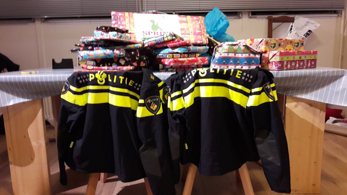 WimHoonhout's tweet photo. Het is niet vanzelfsprekend dat alle kindjes een kadootje krijgen. Collega's van @Politie_Rdam helpen Sinterklaas een handje bij de #SpringFoundation #Vlaardingen.  Mooi initatief waar we graag aan meewerken! https://t.co/hoLYyiwY55