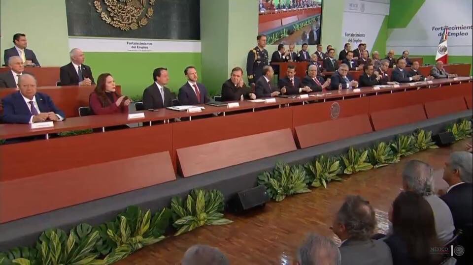 Nuestro Secretario General del SNTSS, Diputado Doctor Manuel Vallejo Barragán, desde la Residencia Oficial de los Pinos, en ceremonia sobre comportamiento del empleo