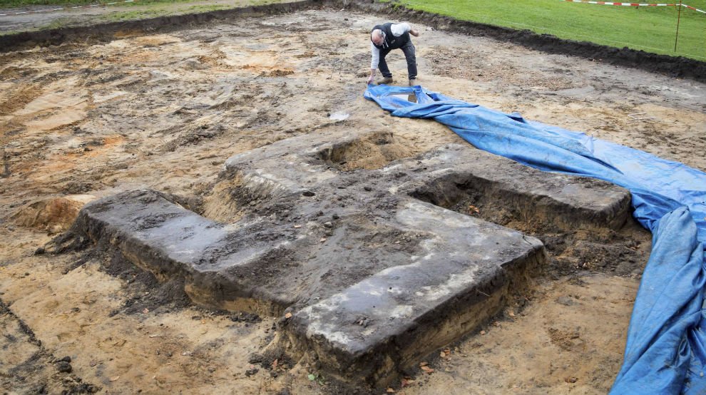 marca's tweet image. Hallan una enorme esvástica nazi enterrada en un campo de fútbol de Alemania trib.al/m6g4qmU