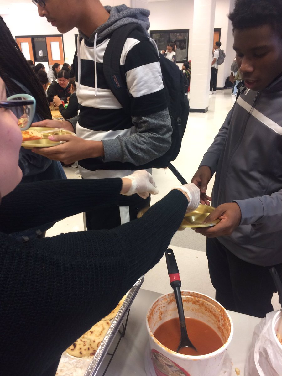 NorthwestAPLee's tweet photo. Northwood Friendsgiving hosted by the Wellness Center. The food was on point! @NHSwellnessctr @NorthwoodPrin https://t.co/uy5uBQkT93