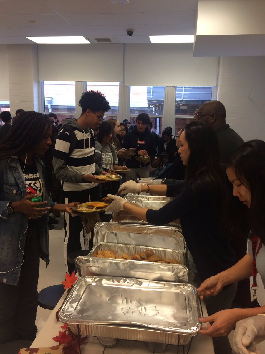NorthwestAPLee's tweet photo. Northwood Friendsgiving hosted by the Wellness Center. The food was on point! @NHSwellnessctr @NorthwoodPrin https://t.co/uy5uBQkT93