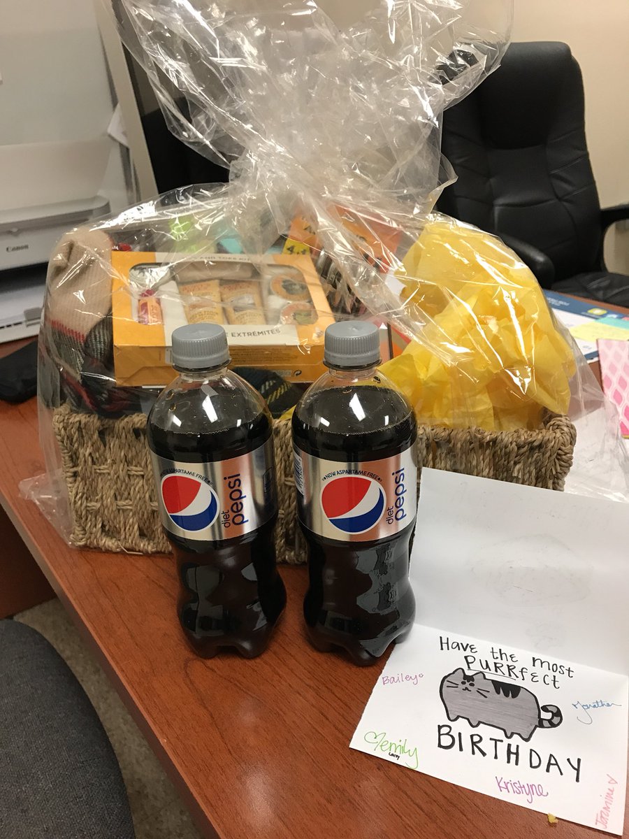 tinabright22's tweet photo. When you have the best co-workers ever!! #myfavoritethings #birthdaylove @ms_emilySDHS https://t.co/w5OiXAMdkV