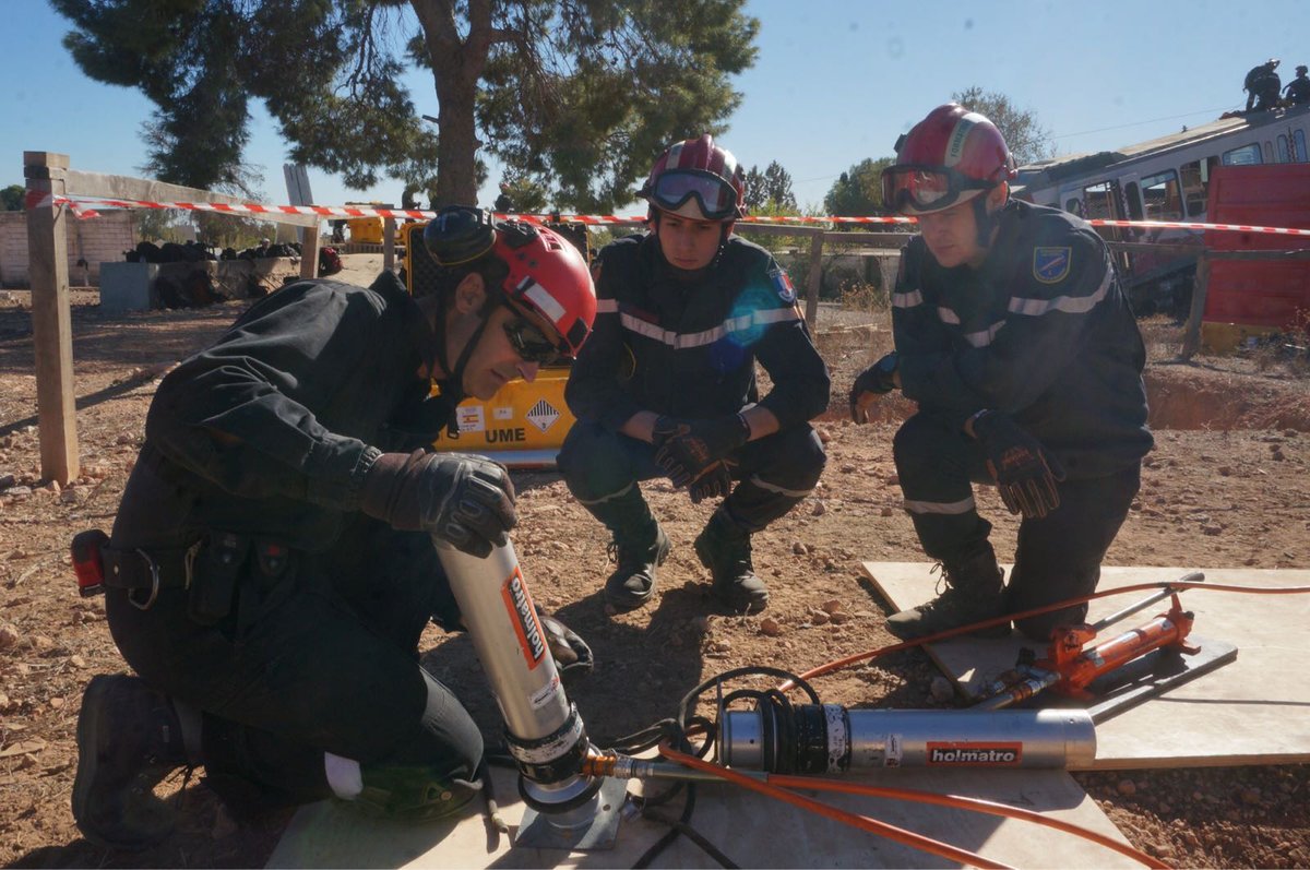 UMEgob's tweet image. La comisión mixta entre la Formisc y UME en Madrid y los ejercicios entre la #UIISC5 con el #BIEM3 en Valencia y entre la #UIISC7 con el #BIEM5 en León muestran el compromiso mutuo y buen entendimiento entre ambas unidades militares especializadas en emergencias 🇫🇷🇪🇸