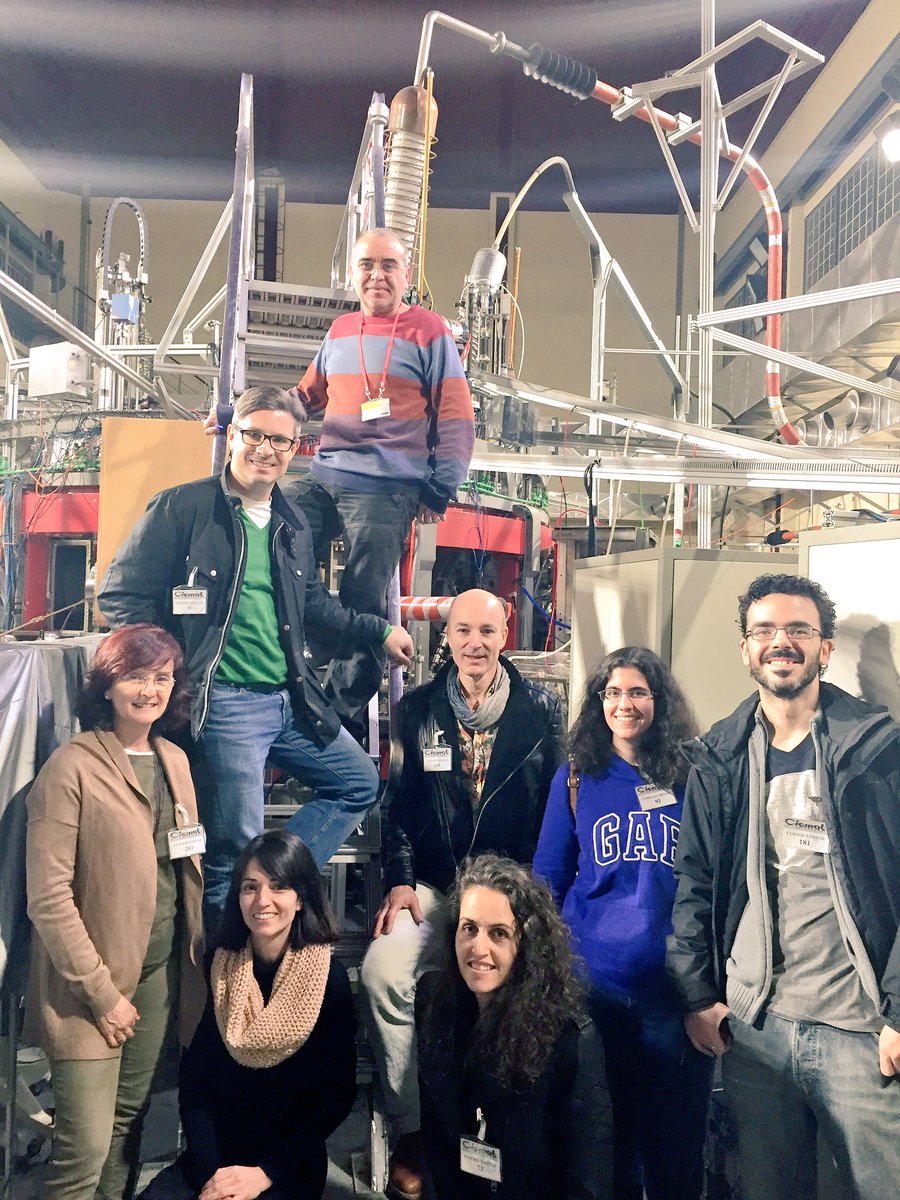 jlvazpol's tweet photo. Cómo tendrán que explicar la energía del futuro a sus futuros alumnos, mis pioneros del #MasterProfesorado (@informaticaucm/@unicomplutense) han visitado el reactor de fusión del CIEMAT. ¡Gracias al Dr. Francisco Castejón por recibirnos! https://t.co/NJdEBko5TN