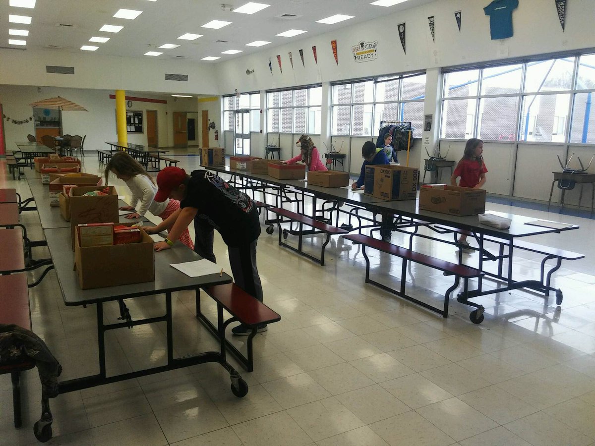 Knights_RoosAP's tweet photo. @Knights_Roos Roosevelt Character Council packing baskets for 15 R-7 families. #KnightR7 https://t.co/3sEYSKmpYW