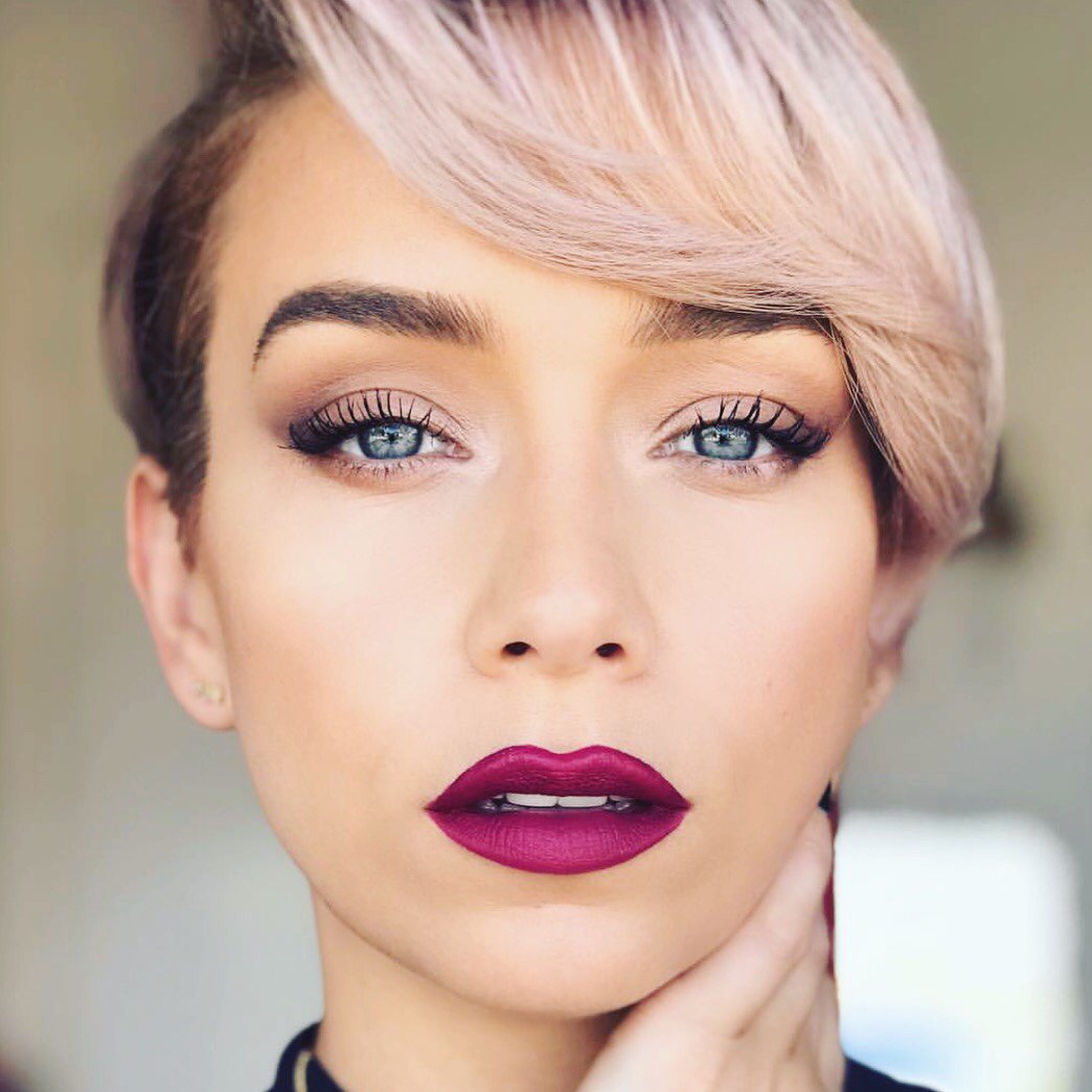 TheLanoCompany's tweet photo. A bold lip + @purecosmeticsusa Bronzed &amp; Beautiful Glow Kit = perfect duo ✨ @sarah_louwho this photo is simply stunning. Tap pic to shop. https://t.co/y1zZ0vITgt