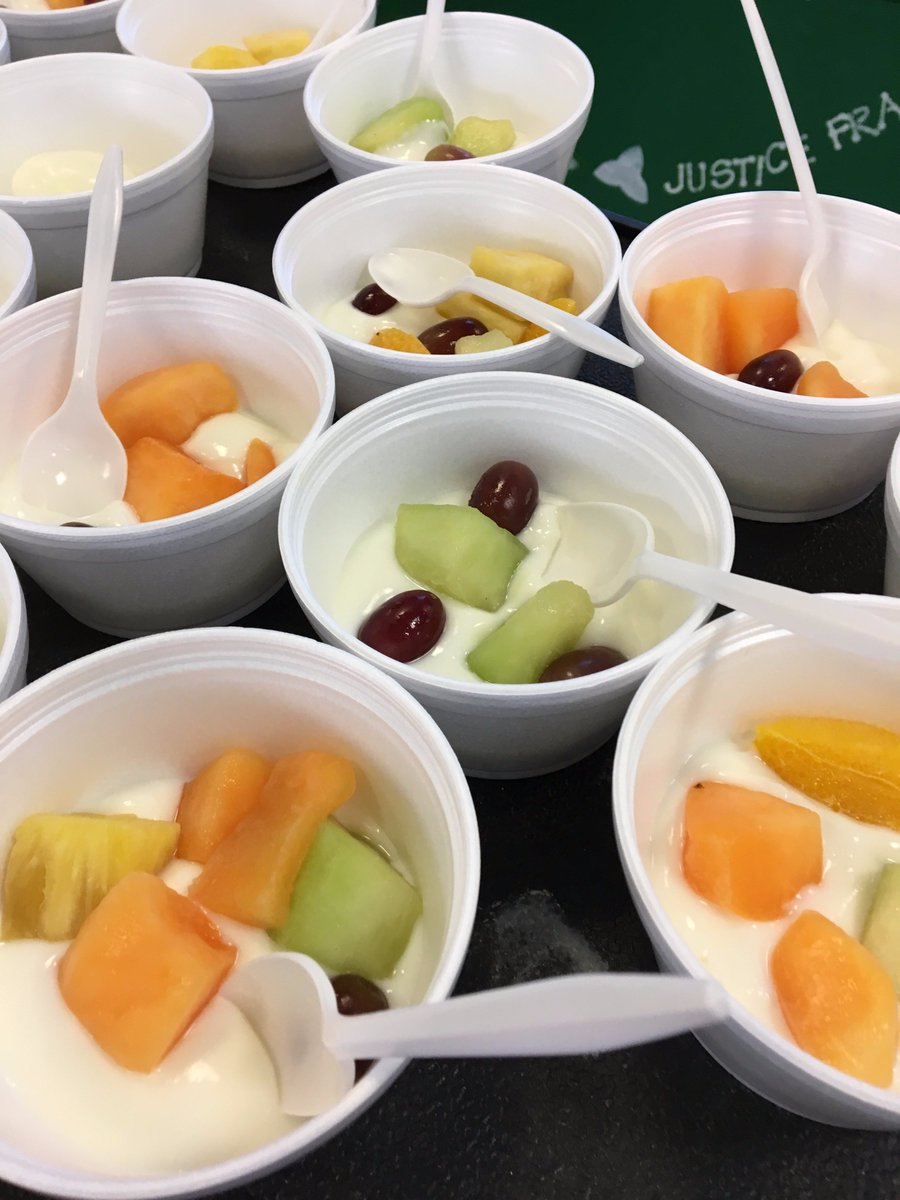 ONFE_ROPE's tweet photo. Notre programme en action @CcSamuelGenest. Plat populaire - le yogourt aux fruits.  Bravo à Mme Julie É! @ecolecatholique #OttPPD https://t.co/QKAMOX42RB