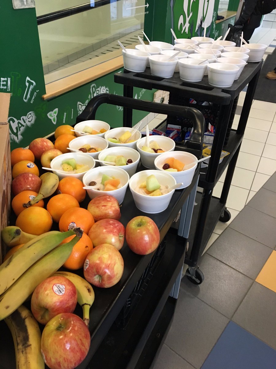 ONFE_ROPE's tweet photo. Notre programme en action @CcSamuelGenest. Plat populaire - le yogourt aux fruits.  Bravo à Mme Julie É! @ecolecatholique #OttPPD https://t.co/QKAMOX42RB