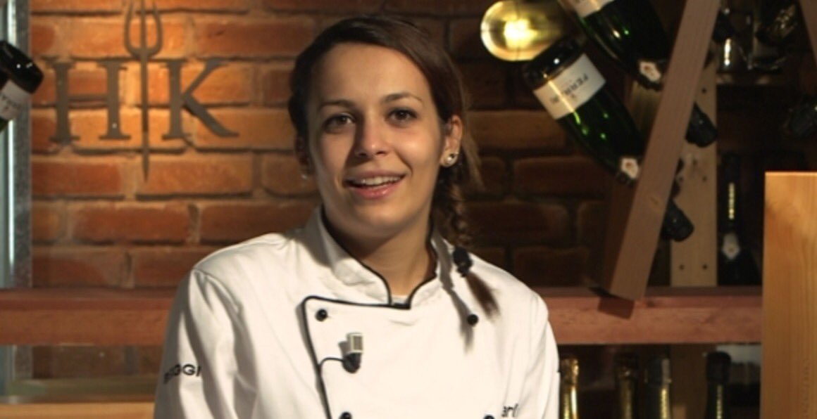 Diegociorra's tweet photo. Stasera finale di #HKIta... ma @Carlotta_Deli (non perché fosse una concittadina 😬) ha una marcia in più ✌🏻
#teamdivano #HellsKitchenIT https://t.co/ivTs7PDY6G