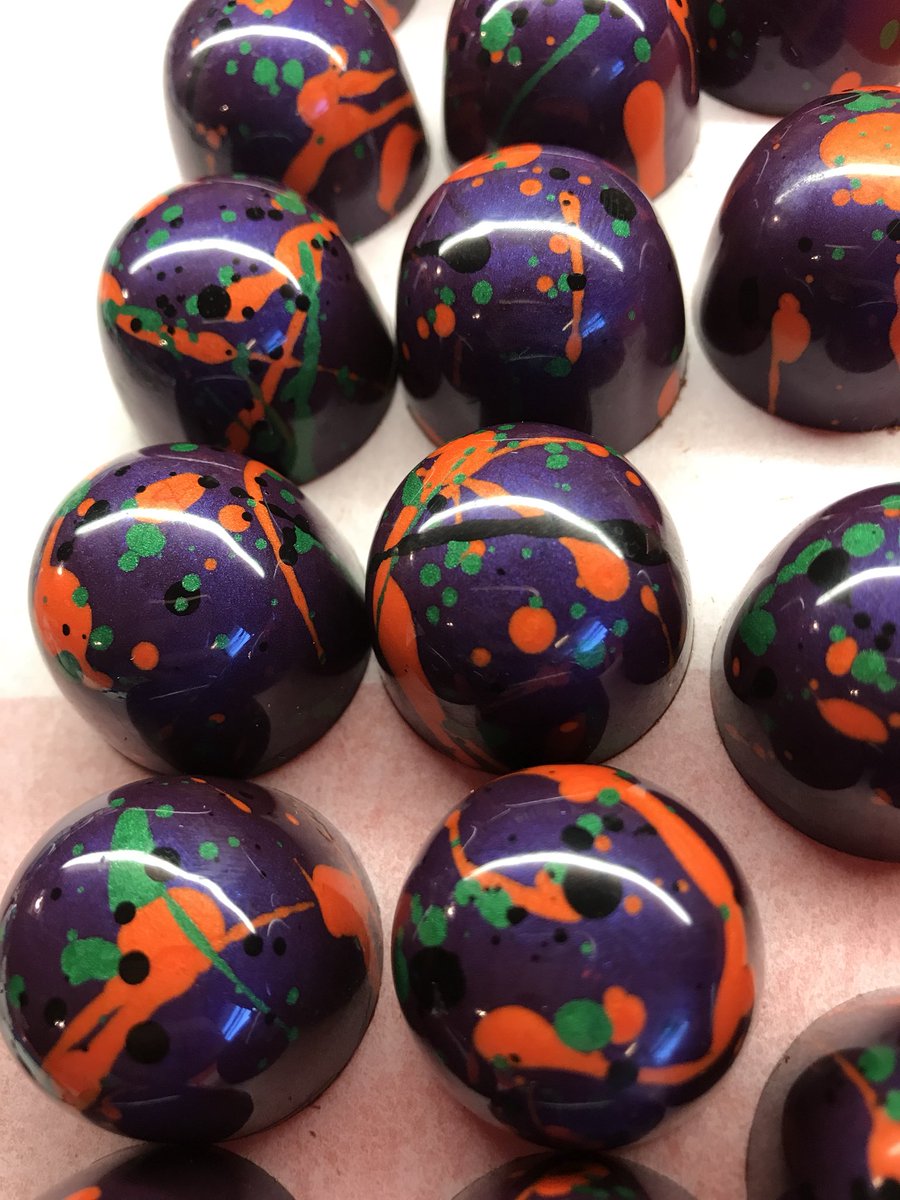 hotemperedchoco's tweet photo. Having a blast creating beautiful Bon Bons! #hottemperedchocolates #ecolechocolatgrad https://t.co/S6t2HWwTl6