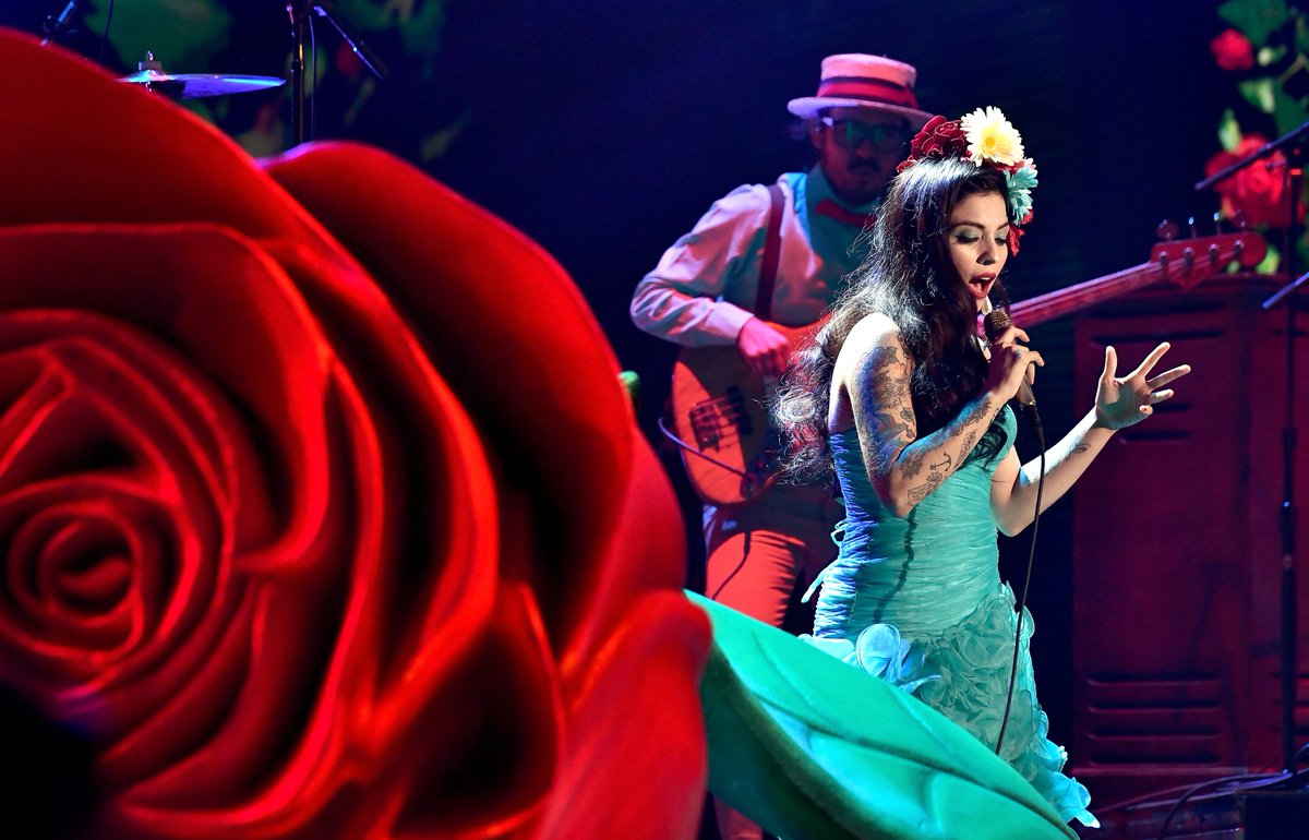 .<a href="/monlaferte/">Mon Laferte</a> 🎶Amárrame🎶 #LatinGRAMMY VIDEO: latingram.my/2hF9jVg