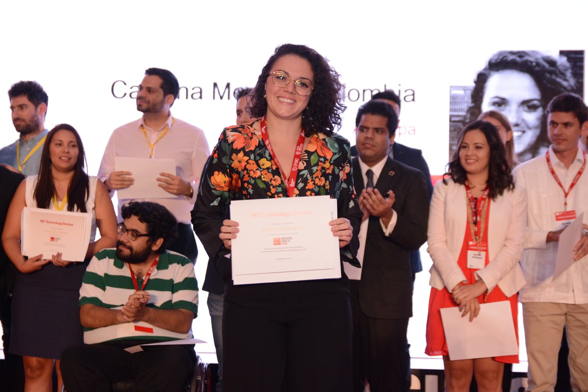 La mención especial a la mejor #Pionera en #Innovadores35LatAm fue para la colombiana Carolina Medina @carmed04: su plataforma <a href="/Agruppa/">Agruppa</a> conecta a pequeños comerciantes con mayoristas. Entrega: <a href="/joycechenchen/">Joyce Chen</a> de <a href="/MIT/">Massachusetts Institute of Technology (MIT)</a> 👏