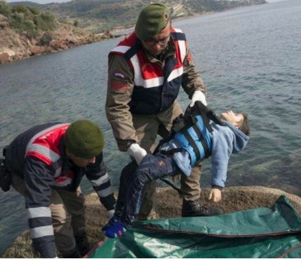 ciftlers76's tweet photo. Hüseyin Maden , 40
Nur Maden, 36
Nadire Maden , 13
Bahar Maden , 10
Feridun Maden, 7

Bu çok tehlikeli "teröristler" Ege'de boğuldu...
Bu gece huzur içinde uyuyabilirsiniz  
@RT_Erdogan 
@bybekirbozdag 
@TC_Basbakan 
@dbdevletbahceli 
@kilicdarogluk 

KıyıyaVuran İnsanlık https://t.co/DMxaYvh9Tl
