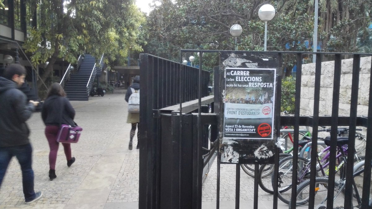 fde_valencia's tweet photo. Pegada de carteles para las elecciones en las facultades de geografía e historia y filosofía, en la calle y en las elecciones solo hay una respuesta: ¡Frente de Estudiantes! https://t.co/G2EGLAfanP