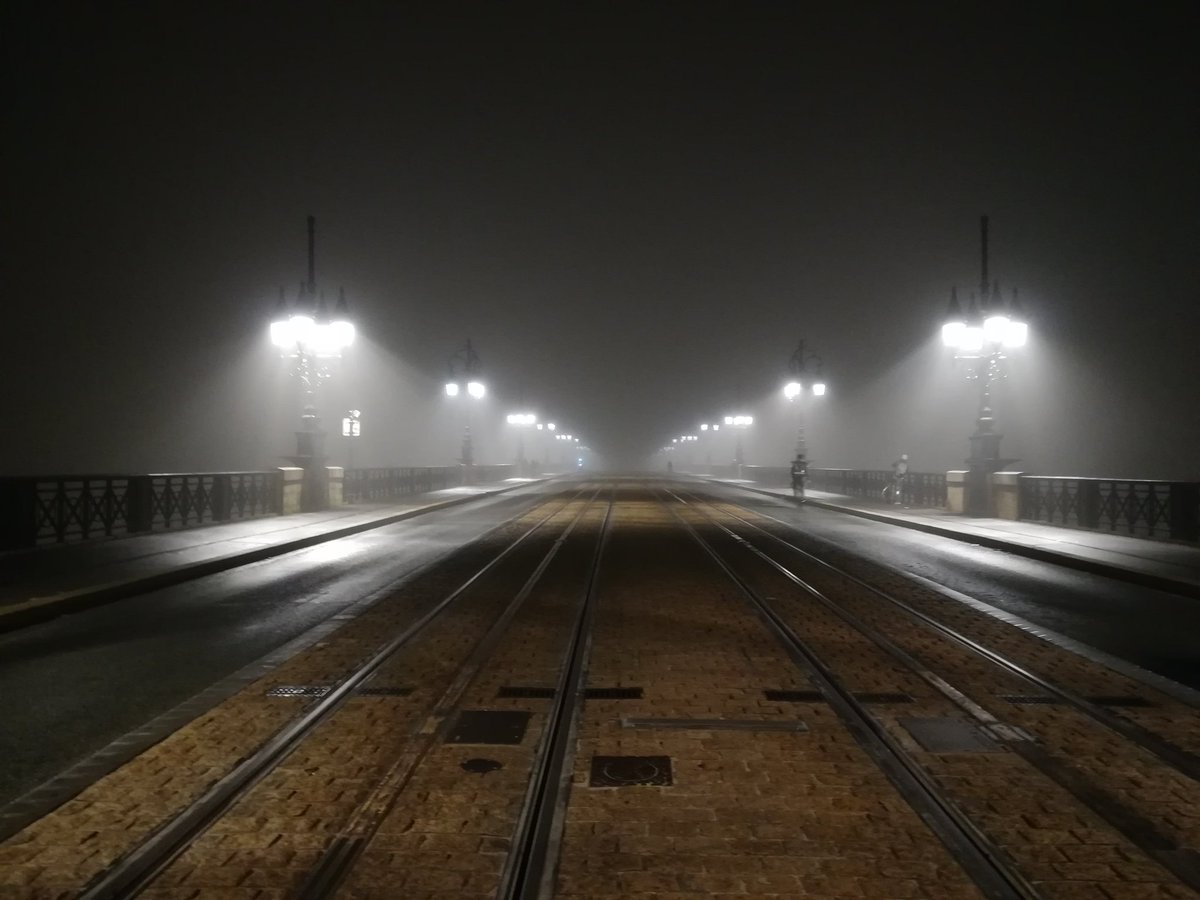 Ce soir, le pont de pierre avait un air ... spectral ! 🚲