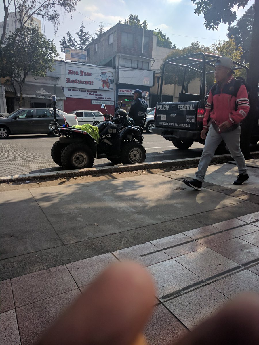 HugoEscobedo4's tweet photo. @SSP_CDMX @ManceraMiguelMX  está permitido poner diablitos en los postes de luz para cargar tu celular ? https://t.co/xm9mCzekF1