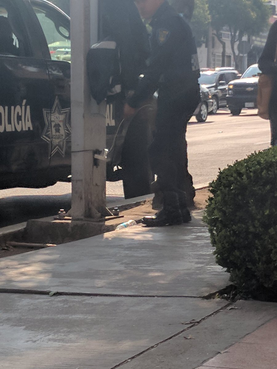 HugoEscobedo4's tweet photo. @SSP_CDMX @ManceraMiguelMX  está permitido poner diablitos en los postes de luz para cargar tu celular ? https://t.co/xm9mCzekF1