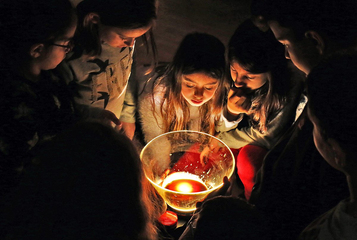 playprotons's tweet photo. Why does the sky turn red and orange in sunset?
Primary students during a recent Playing with Protons workshop at the National Observatory of Athens, Greece. https://t.co/gK3Vgt8s0T