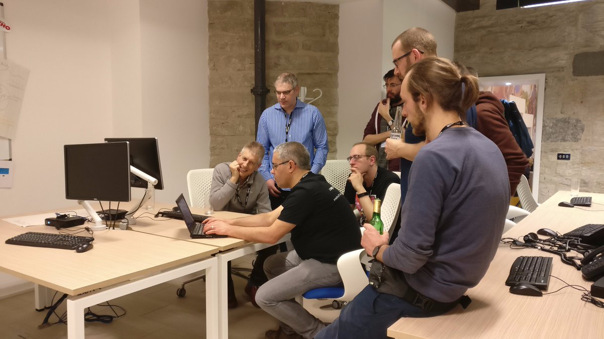 edpug's tweet photo. It was the best of times, it was the worst of times... well done to @Exadra37 for keeping his cool throughout our many, many technical issues 😌👍 After valiantly exhausting *every* potential solution, we have fallen back to basics... 😅 @PhpDockerStack https://t.co/9yZE39FiW5