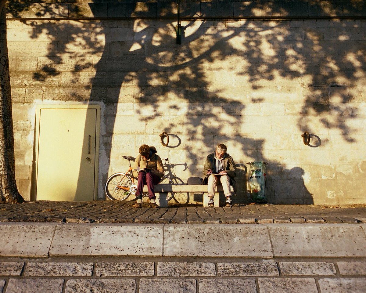 Reading by the Seine. Paris, 2017. #kodakfilm #ransomltd