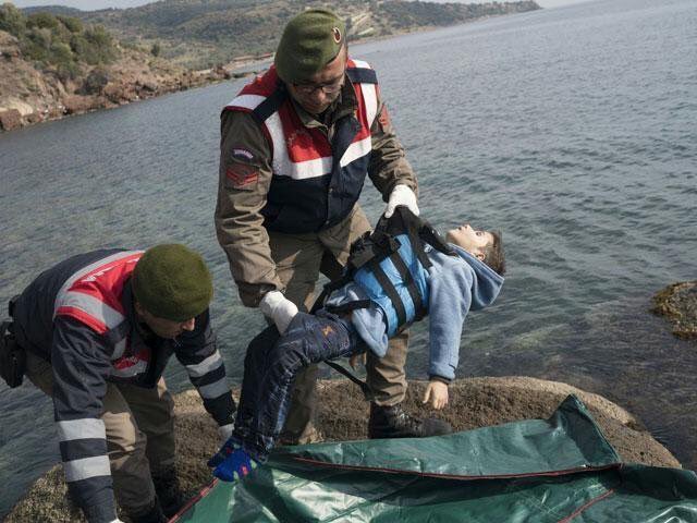 umitteacher's tweet photo. Eskiden denizler kirlenir baliklar vururdu kiyiya
Simdi insanlik kirlenmis cocuklar vuruyor kiyiya
KıyıyaVuran İnsanlık @MCumbulOfficial https://t.co/HcENQWq9W4