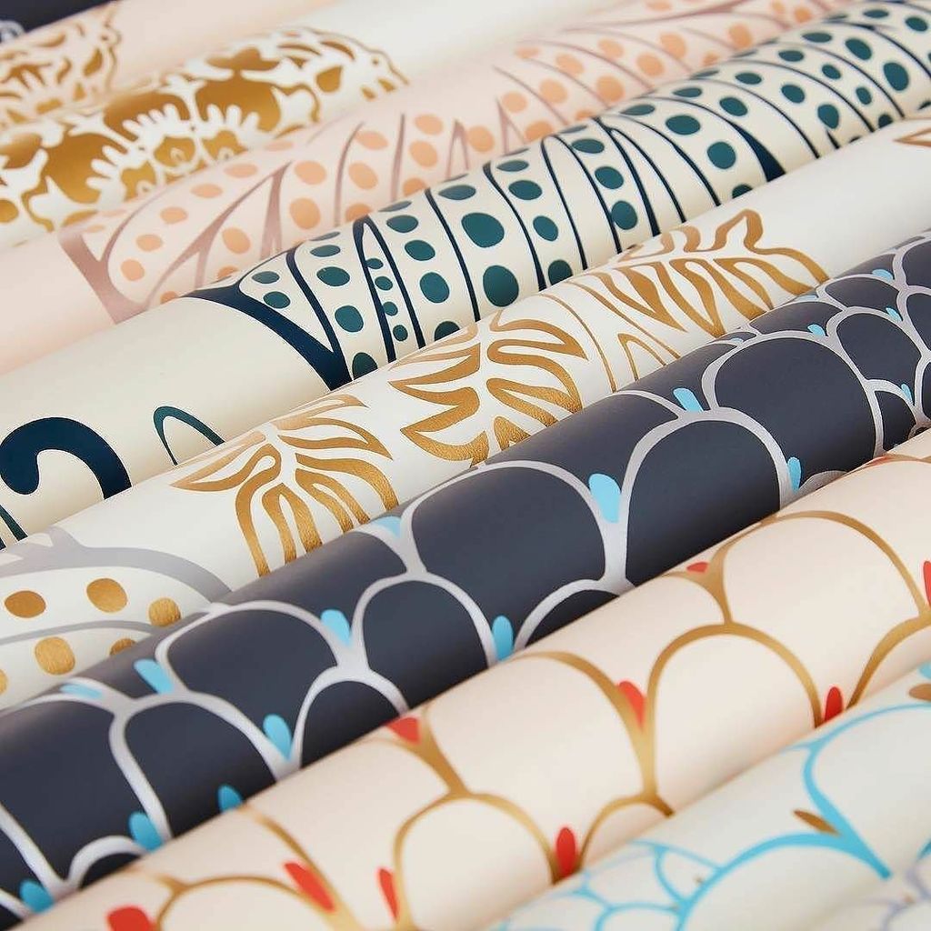 ThePatternColl's tweet photo. Bold colors and shimmering metallics make up this gorgeous collection from #relativitytextiles 💗 Take a look at the entire line in the shop! #globaldecor #thepatterncollective #patternisbetter #designerwallpaper #interiordesign #architecture #interiordesigner #homedecor #ho… https://t.co/hp6H4on0El