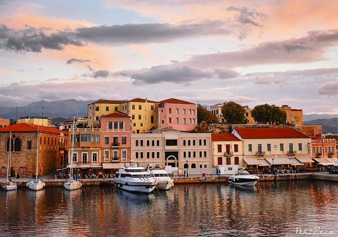 Autumn colors🌅
Picture by IG@mono_chania😊 #greece #crete #chania #autumn #sunset #city #photography #travel #beautiful #colors #loveit #evening #amazing #breathtaking #town #sea #TravelTuesday #greek #mycity