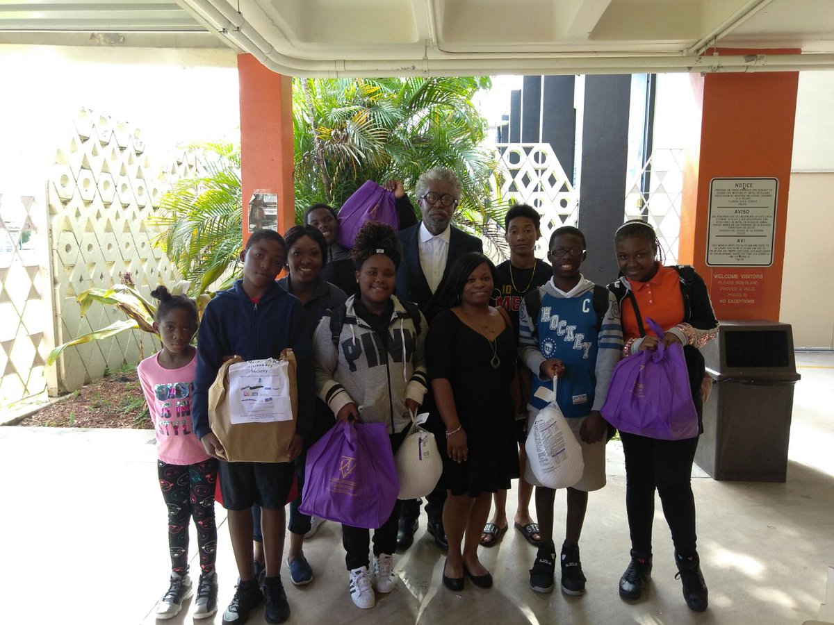 CCMSChiefs's tweet photo. @CCMSChiefs is enjoying the spirit of giving #CCCYEP
#Thanksgiving2017 https://t.co/lWumrEVUzF