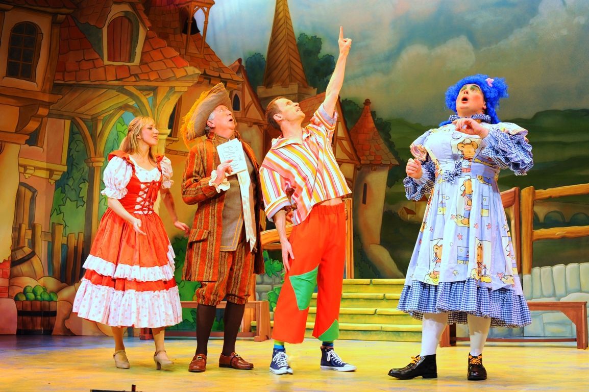 HappyHerts's tweet photo. "Its behind you" fancy a panto this year? Check out this helpful guide to the best pantos in Herts from @hertsbaby #pantos #christmas2017
https://t.co/1UqhulFG96 https://t.co/1RNgXUPlX7