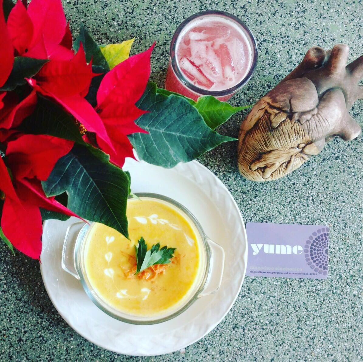 Come rico y con corazón (pero sobretodo, come con nosotros). 🤗❤️
Crema de zanahoria.
Agua de frutos rojos con naranja.
Guisado de tu elección.