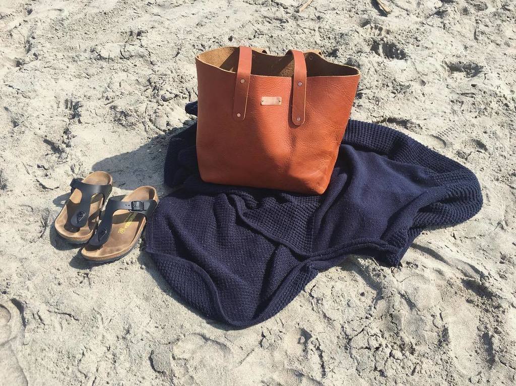 HandClarkgoods's tweet photo. As we hang out in sunny SoCal this week, don’t forget about our end of the year sale! This weekend is also Small Business Saturday, so support us and all of our lovely local friends! ☀️☀️☀️ #smallbusinesssaturday #handclark #leathergoods #handmad… https://t.co/zjhUB0rwSf https://t.co/bwNFkH135U