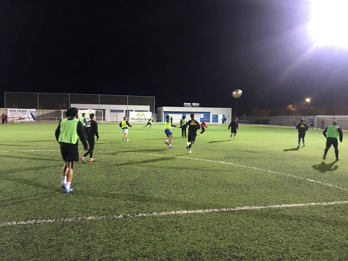 LaRoda_CF's tweet photo. El fracaso solo llega cuando te rindes, nosotros nunca lo haremos💪. Nuestro equipo ya pensando en el partido del próximo domingo🔜⚽ https://t.co/D2ZFq5V7Zx